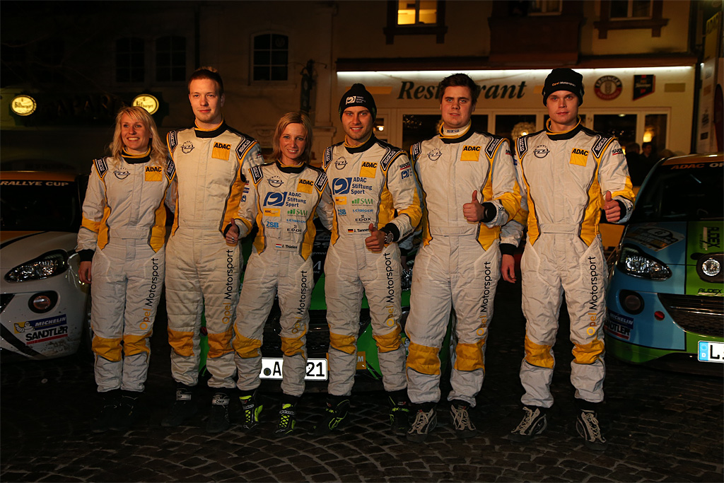 Sejrspodiet i første afdeling af ADAC Opel Rallye Cup: Line Lykke Jensen og Jacob Madsen (tv) på andenpladsen, i midten vinderne Jennifer Thielen og Julius Tannert fra Luxembourg og Tyskland og det finske debutanthold Samuli Vuorisalo og Pekka Hellsten på tredjepladsen
(Foto: Opel)